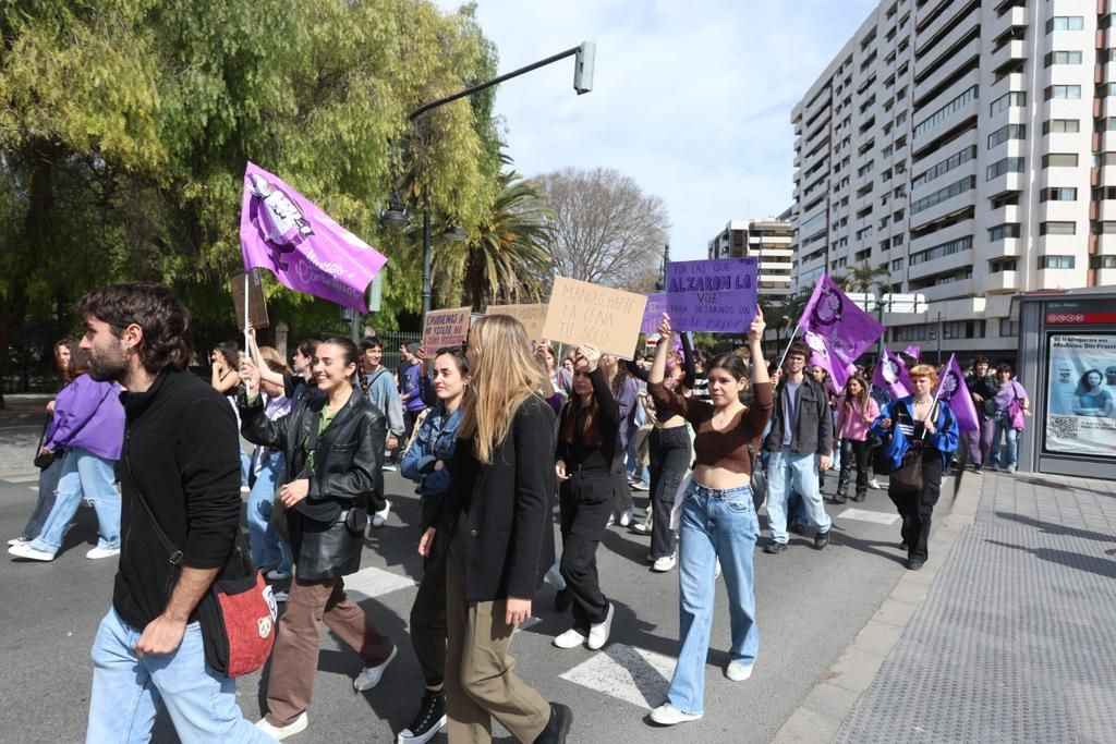 Las estudiantes toman las calles de València en el 8M