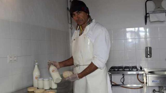 José Miguel Martínez con los productos ecológicos que elabora. | javier fuentes