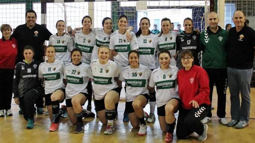 Componentes de la plantilla y cuerpo técnico del Club Balonmano Elche Mustang.