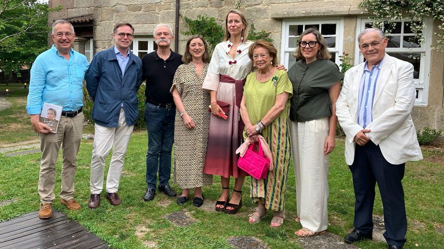 María de León (5ºizq) y Pedro Mansilla (3ºizq), con Gracia Regojo (6ºizq) y resto de la dirección de la Fundación Filomena Rivero Alonso, ayer, en Redondela.