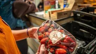 Los hogares catalanes gastan 330 euros al año en comprar comida que acaba en la basura