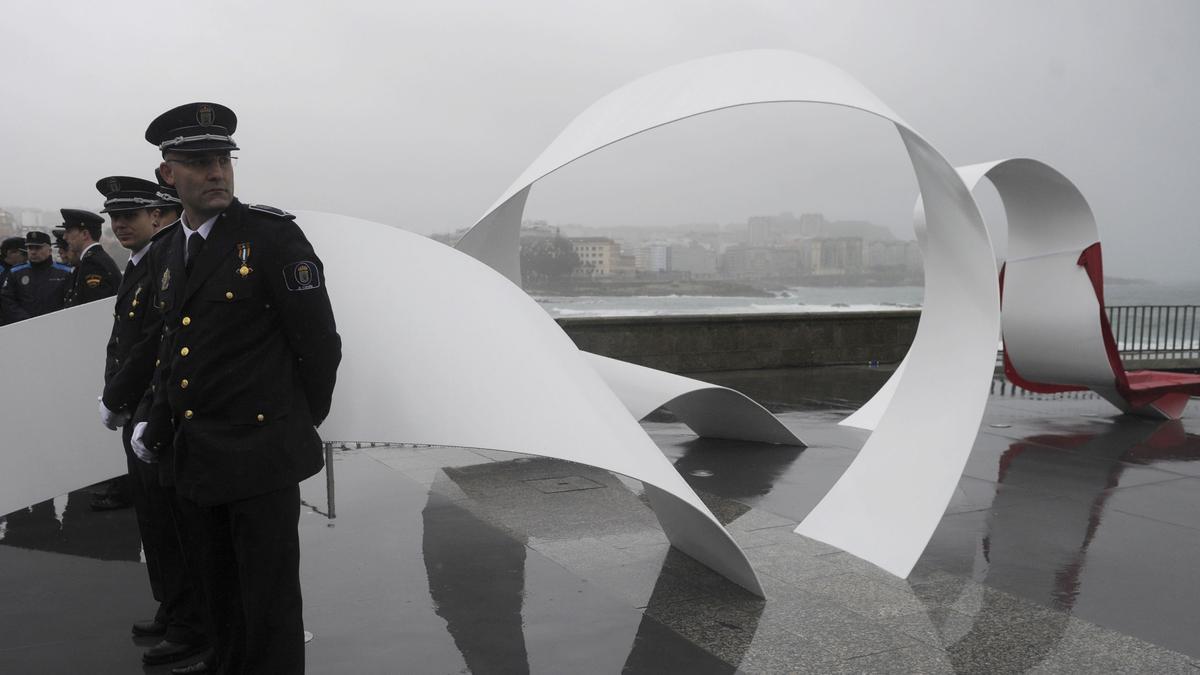 Agentes de la Policía Nacional en la inauguración del monumento a los &#039;héroes del Orzán&#039;.