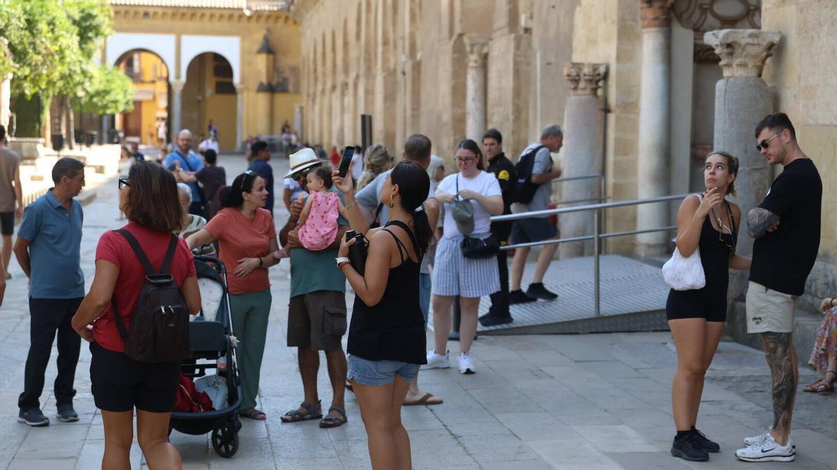 Turistas en el Patio de los Naranjos.
