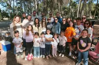 Familias y grupos de amigos de Vila-real comen la mona de Pascua en el Termet