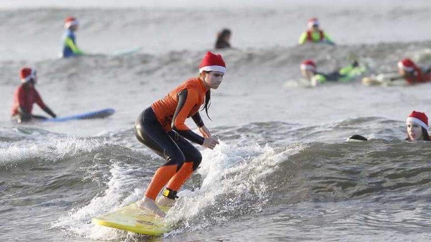 Varios participantes disfrazados de Papá Noel, ayer, en Baiona.