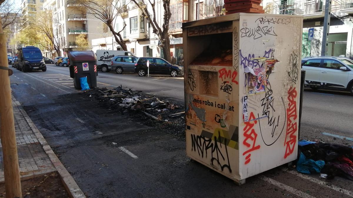 La batería de contenedores destruida en la calle Arxiduc Lluís Salvador de Palma.