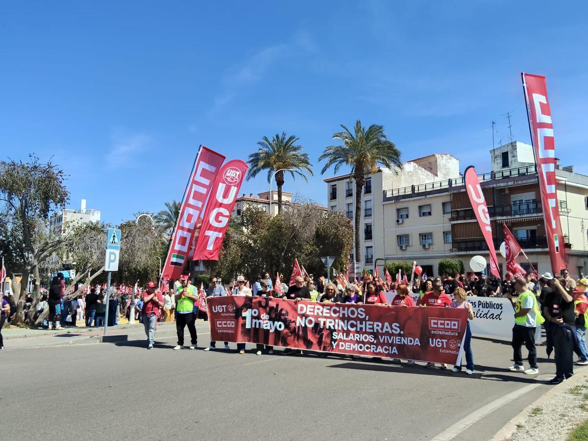 Sindicatos extremeños claman por "salarios justos, democracia y vivienda digna" frente al pacto PP-Vox.