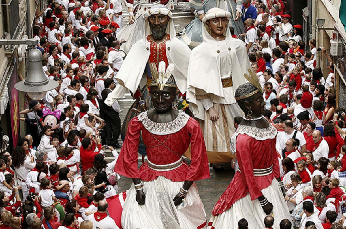 Gegants i capgrossos amenitzen els carrers de Pamplona durant els matins dels ’sanfermines’, amb personatges entranyables com ’kilikis’ i ’zalquidos’.