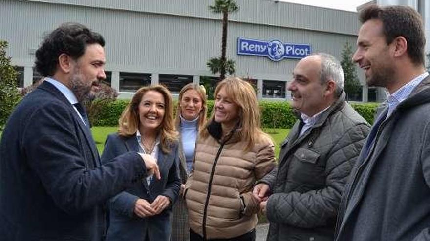 Guillermo Mariscal, Teresa Mallada, Reyes Fernández, Paloma Gázquez, Javier Brea y Álvaro Queipo, ayer, en Ilas, en Anleo.