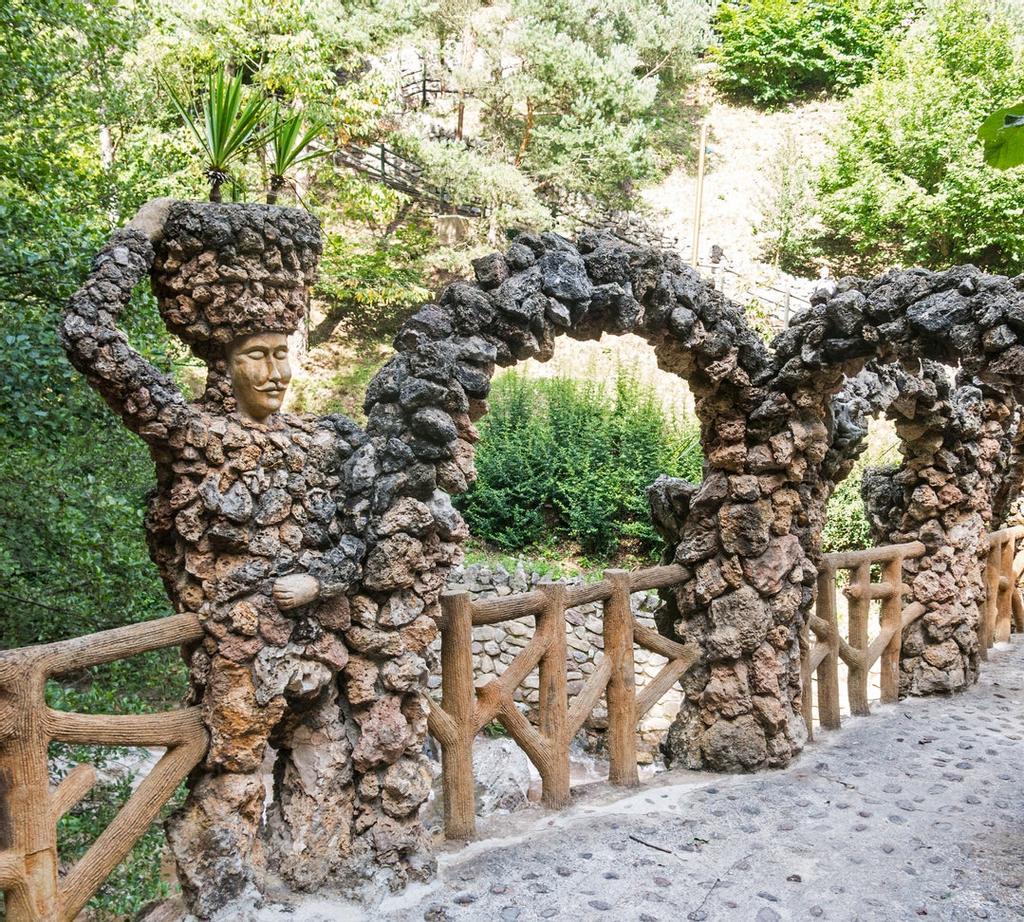 Elementos del Jardín de Artigas en La Pobla de Lillet.