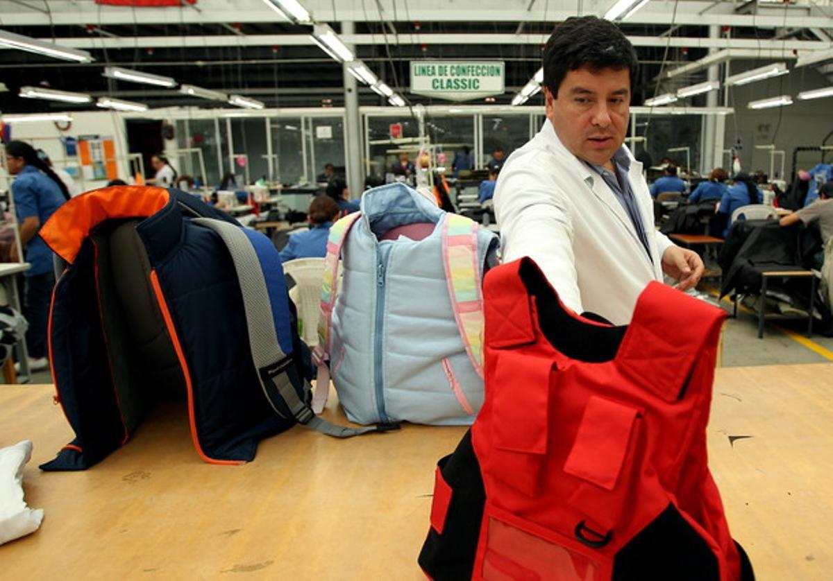 L’empresari colombià Miguel Caballero exhibeix la seva nova línia de roba per a nens amb protecció a prova de bales. L’empresari colombià Miguel Caballero exhibeix la seva nova línia de roba per a nens amb protecció a prova de bales.