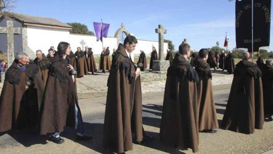 Los cofrades visten las capas pardas en la procesión de Jueves Santo del año pasado.