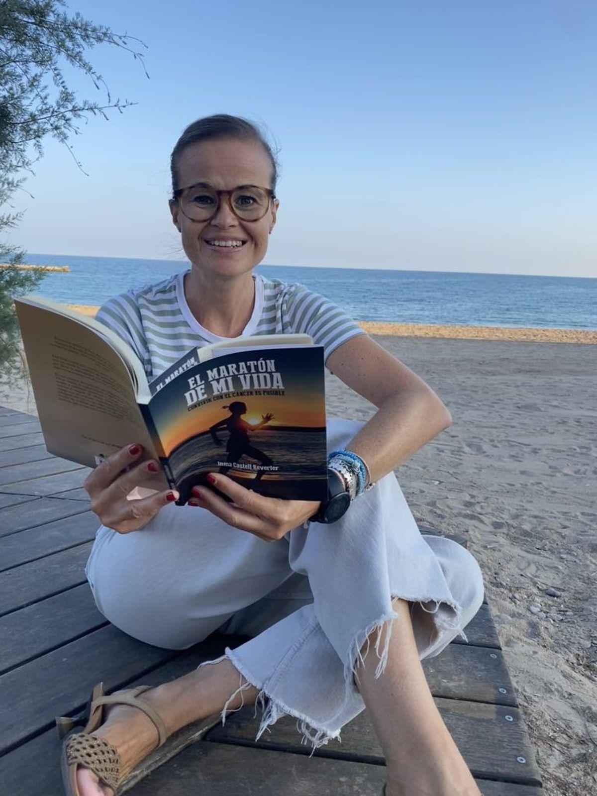 La periodista Inma Castell, con su libro que ejemplifica su lucha contra el cáncer.
