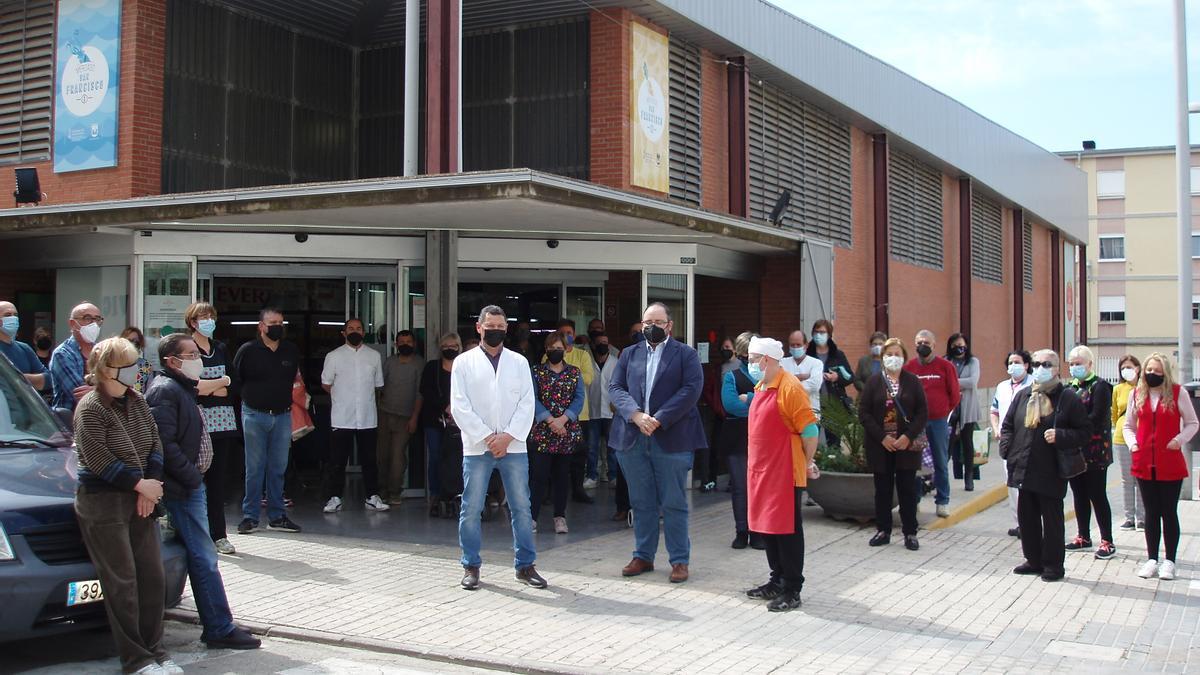 Los tres minutos de silencio en el Mercado de San Francisco de Sales de Elda.