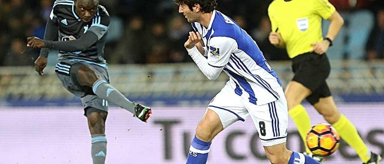 El céltico Pione Sisto, tras disparar contra el portal de Rulli ante Granero, durante el partido disputado ayer entre el Celta y la Real Sociedad en Anoeta. // LOF