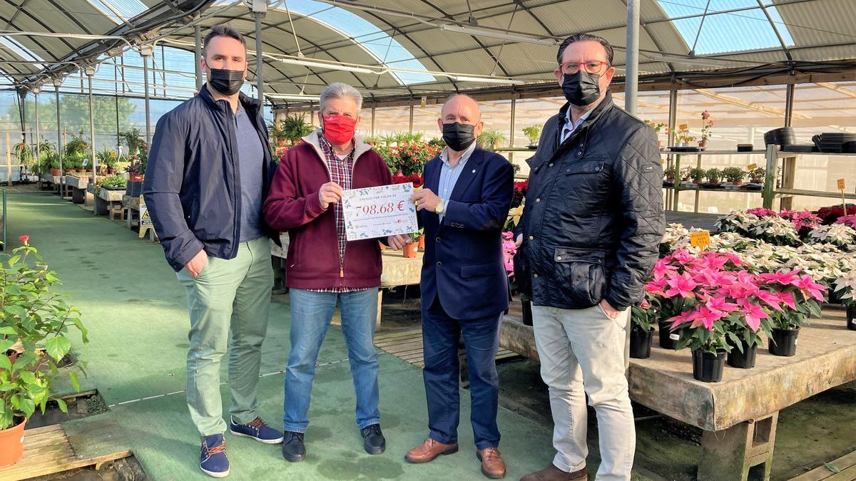 Un momento de la entrega del cheque de 800 euros.