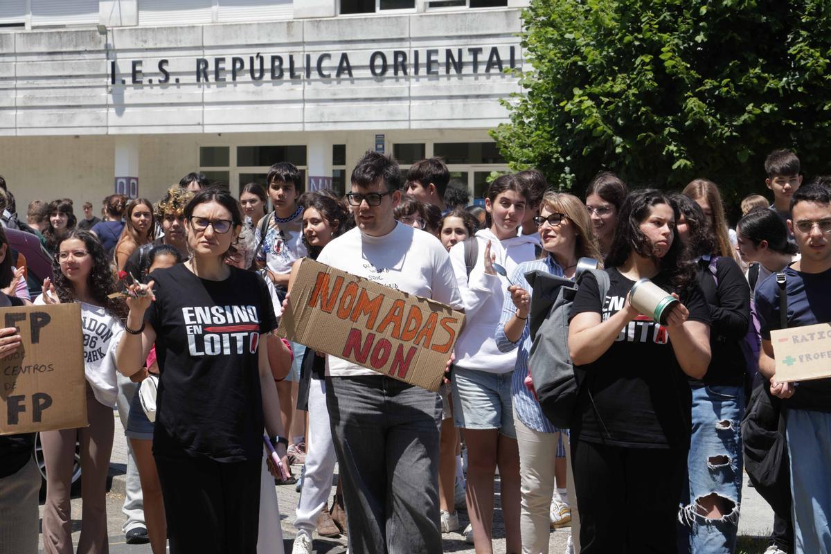 La comunidad educativa del centro vigués se concentró para protestar contra la forma de implantación de la nueva enseñanza.