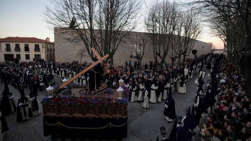 La procesión del Vía Crucis de la Semana Santa de Zamora durante un instante de su recorrido el año pasado.