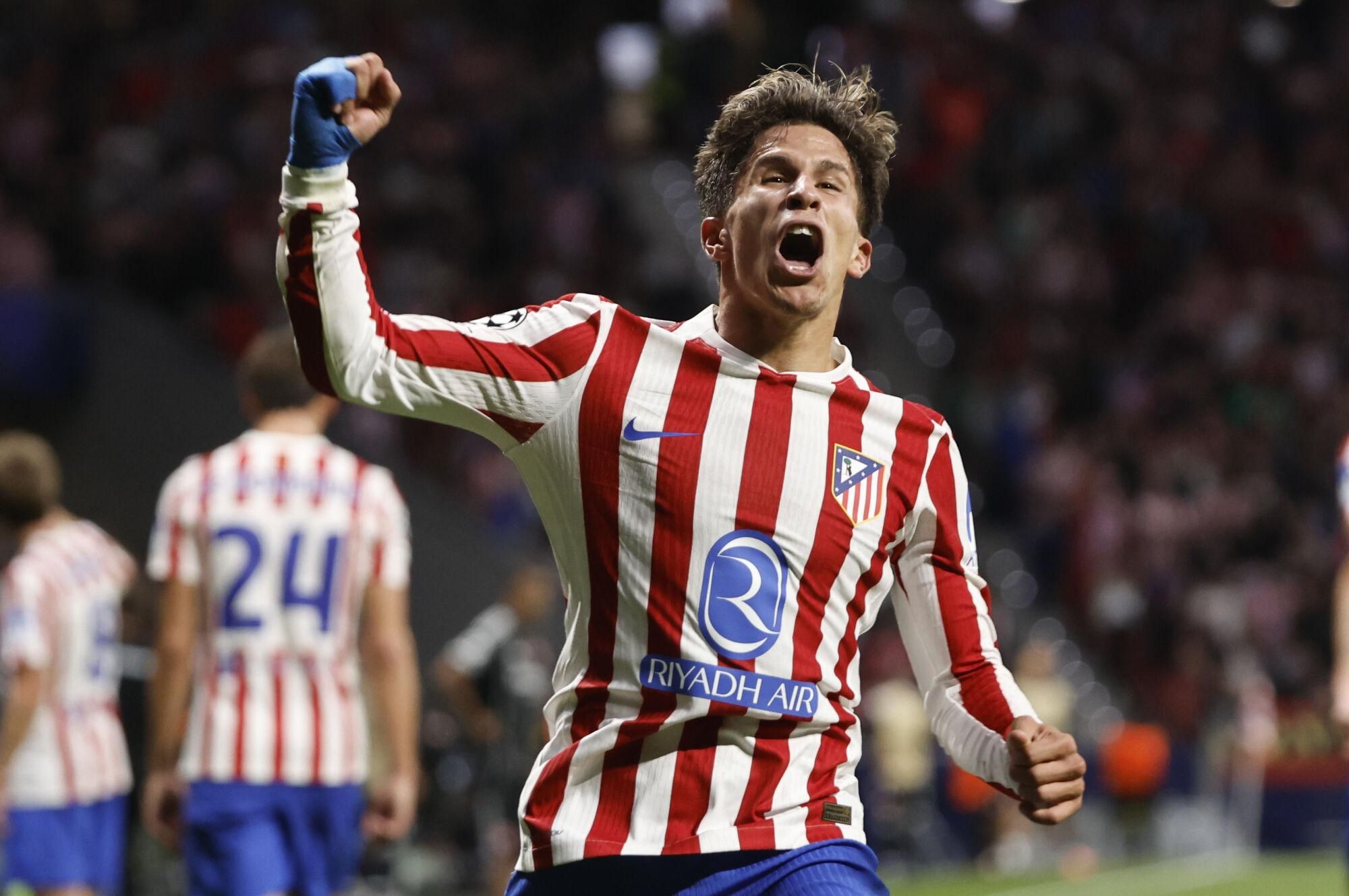 MADRID, 30/09/2025.- El delantero del Atlético de Madrid Giuliano Simeone celebra tras anotar el 4-1 durante el partido de Liga de Campeones que Atlético de Madrid  y Eintracht de Fránkfurt disputan este martes en el estadio Metropolitano, en Madrid. EFE/ Sergio Pérez