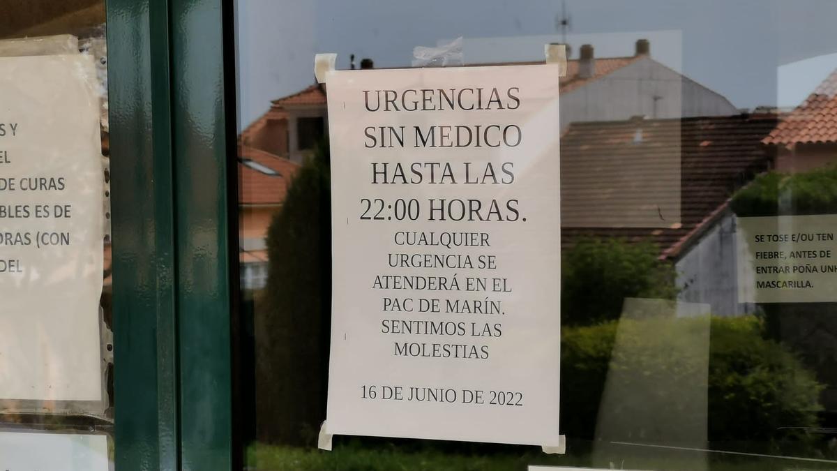 El cartel colocado en las puertas del servicio de Urgencias de Bueu.