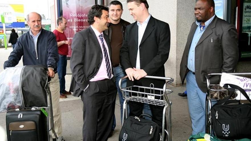 Imagen de la delegación a su llegada al aeropuerto de Peinador donde les esperaba el Teniente de Alcalde, Santi Dominguez