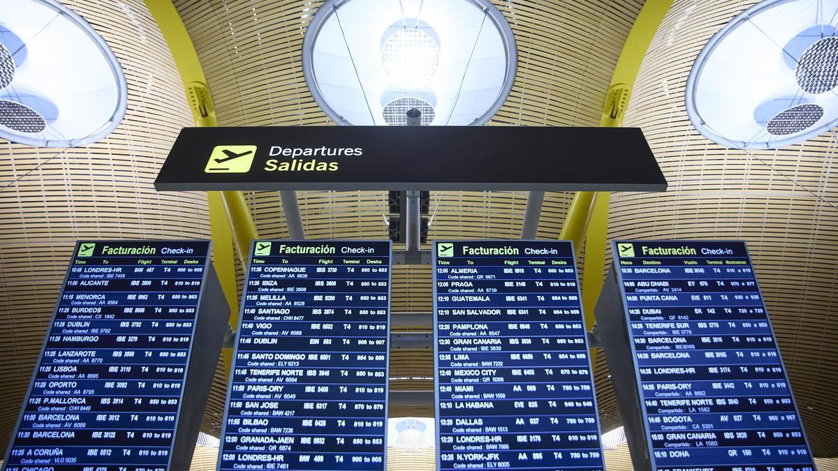 Archivo - Varios paneles de salidas en el aeropuerto Adolfo Suárez, Madrid-Barajas, a 5 de enero de 2022, en Madrid (España).