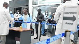 Sanitaris inspeccionen viatgers procedents de Guinea, a l’aeroport d’Abidjan, a Costa d’Ivori.