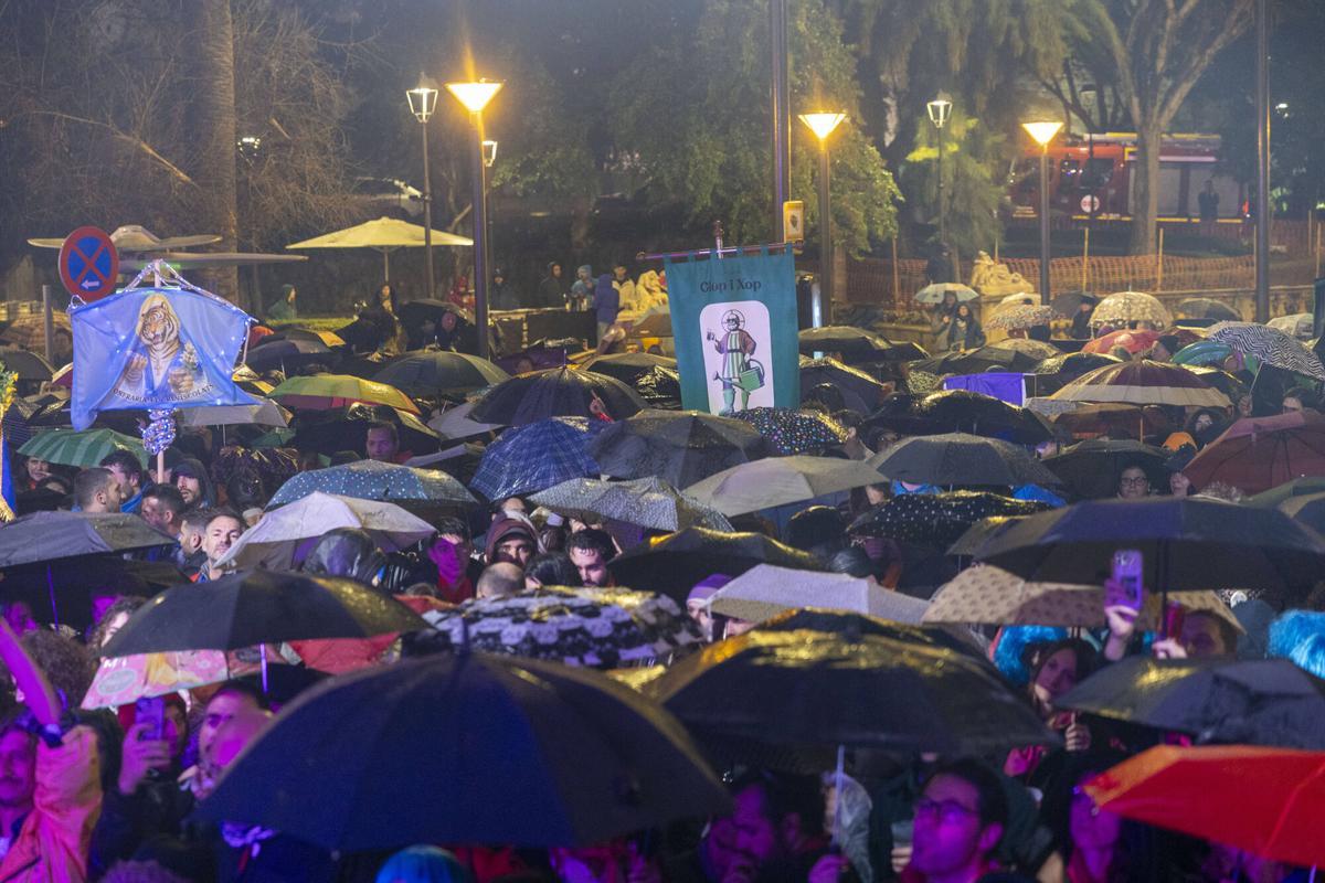 FOTOS | Las cofradías rinden un emotivo minuto de silencio por las víctimas del accidente de Córdoba: "Hemos decidido continuar con las fiestas para celebrar la vida"
