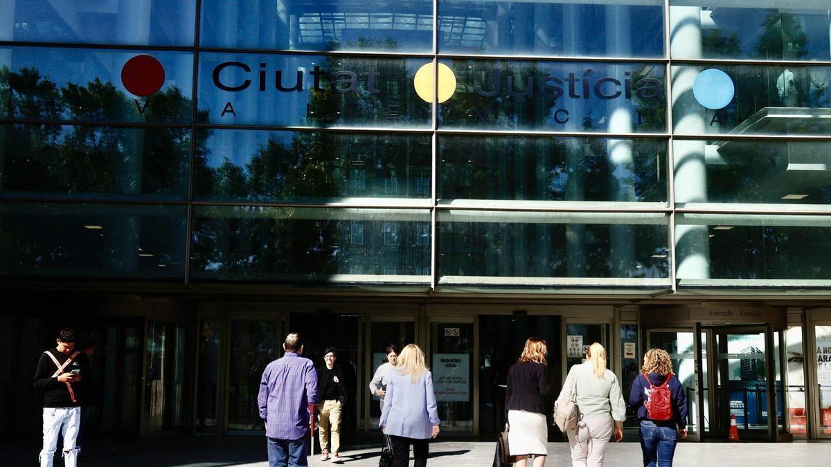 Fachada principal de la Ciudad de la Justicia de València.