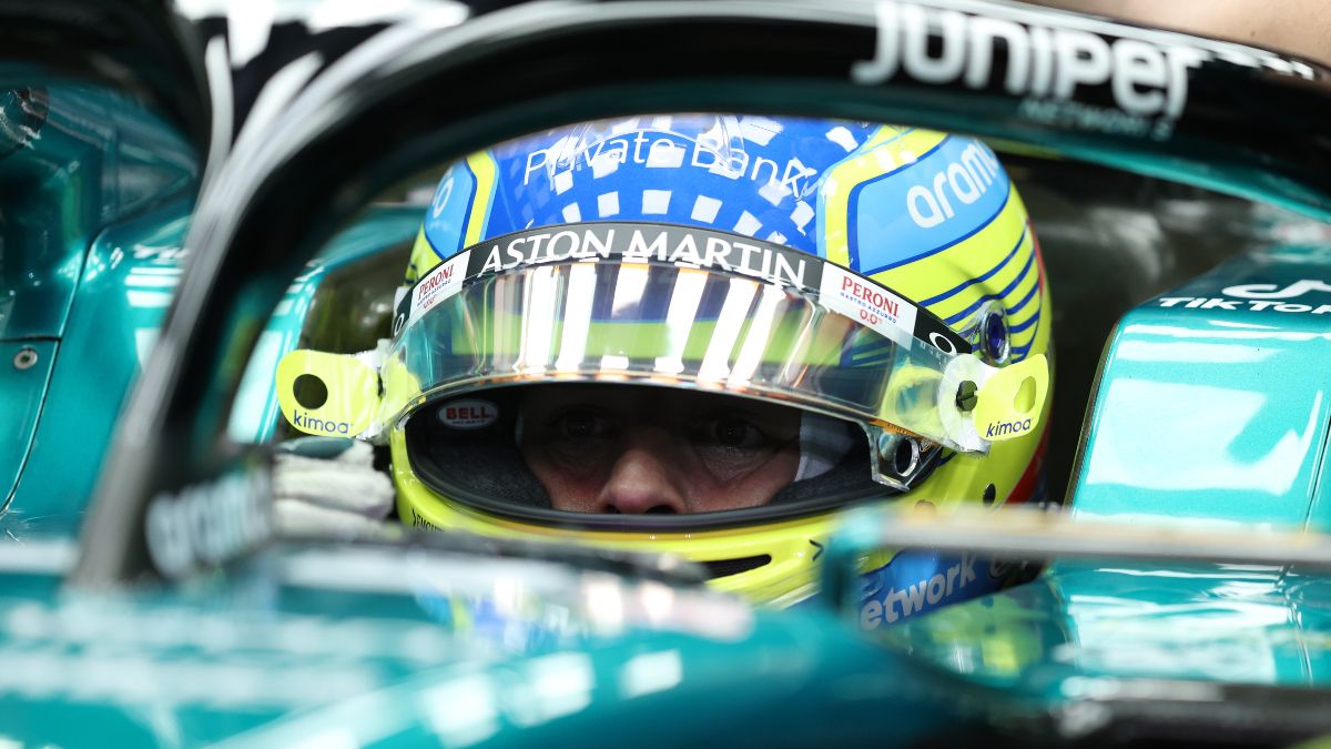 Fernando Alonso al volante de su Aston Martin en los test de pretemporada de Bahréin
