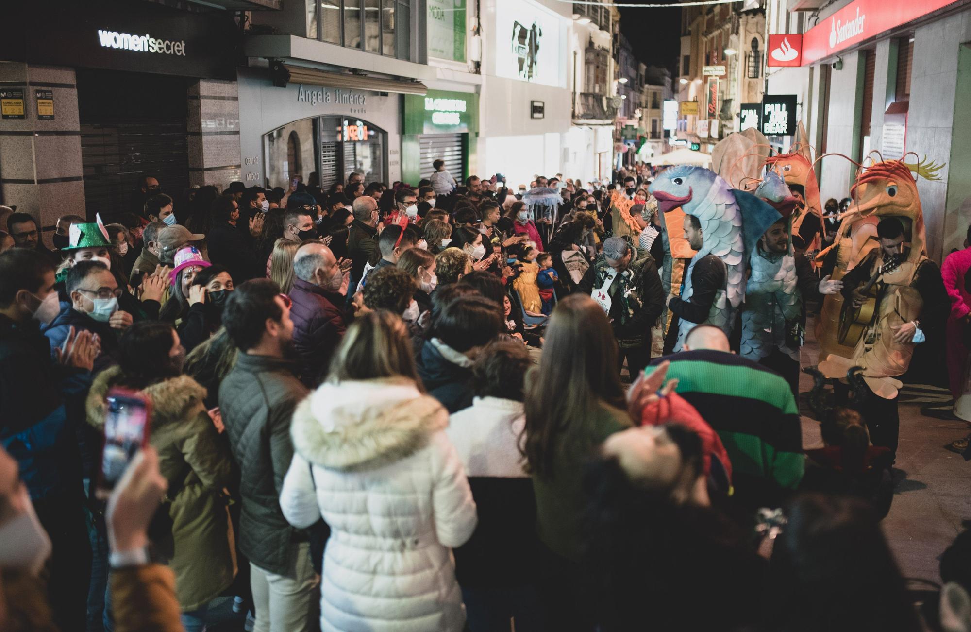 Los emeritenses disfrutaron de las agrupaciones por la calle Santa Eulalia