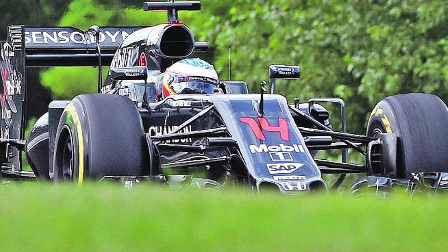 Fernando Alonso, rodando con el McLaren-Honda durante la sesión de clasificación en el circuito de Hungaroring.