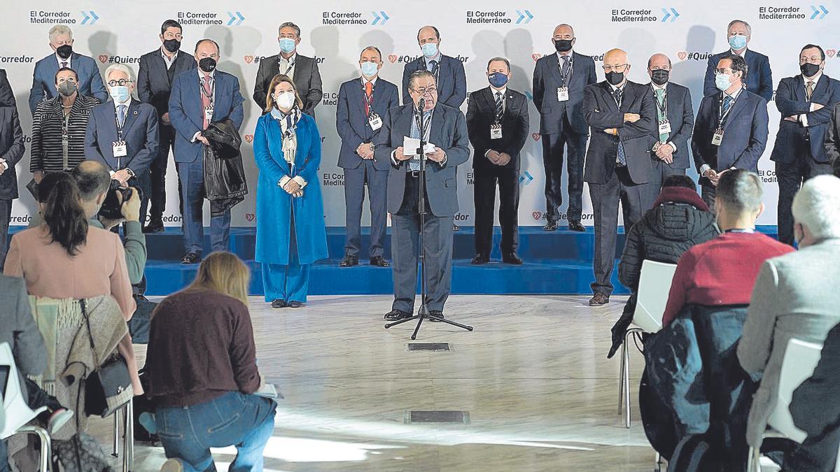 Vicente Boluda, fent el seu discurs acompanyat de la resta d&#039;empresaris, ahir, a Madrid