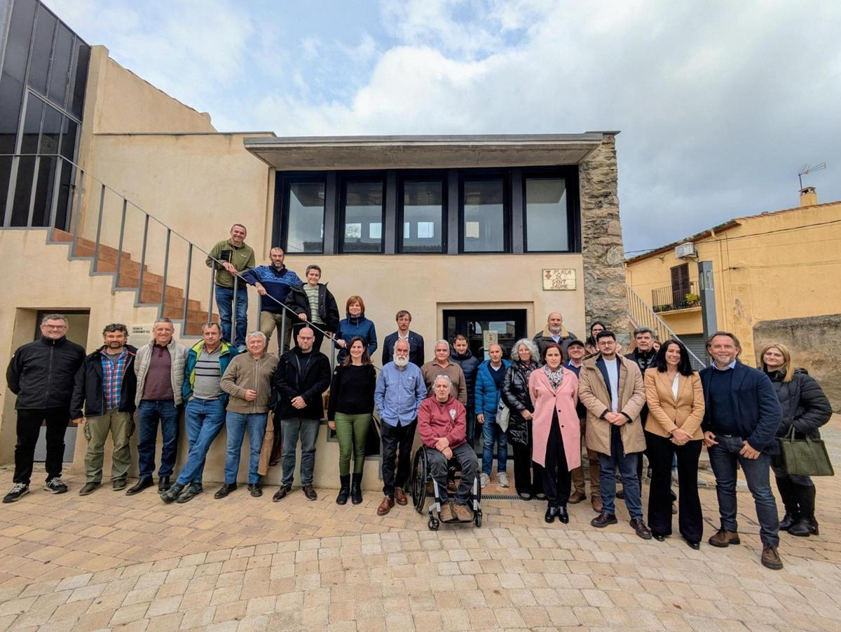 La trobada entre els alcaldes de la zona de l'Albera i la junta rectora.