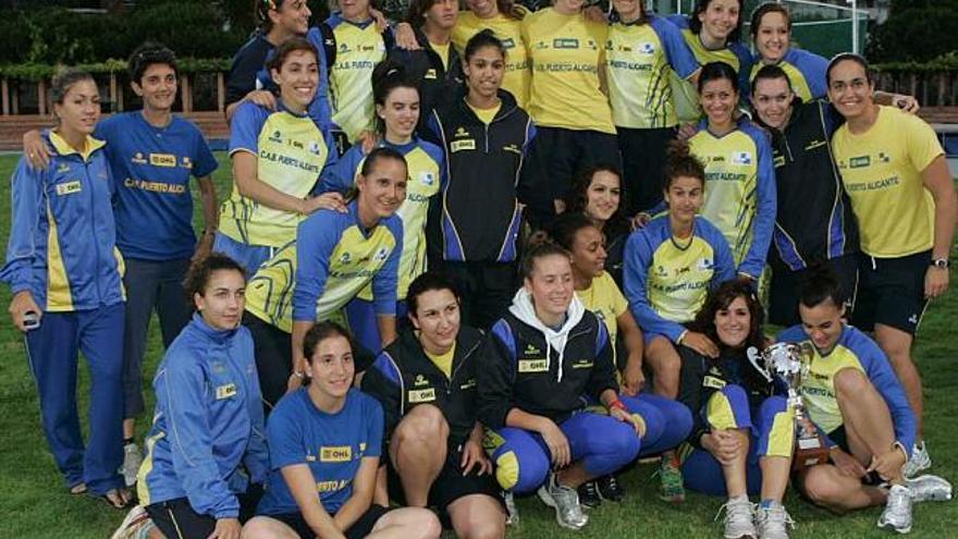 Componentes del equipo femenino del Puerto de Alicante que logró el subcampeonato.