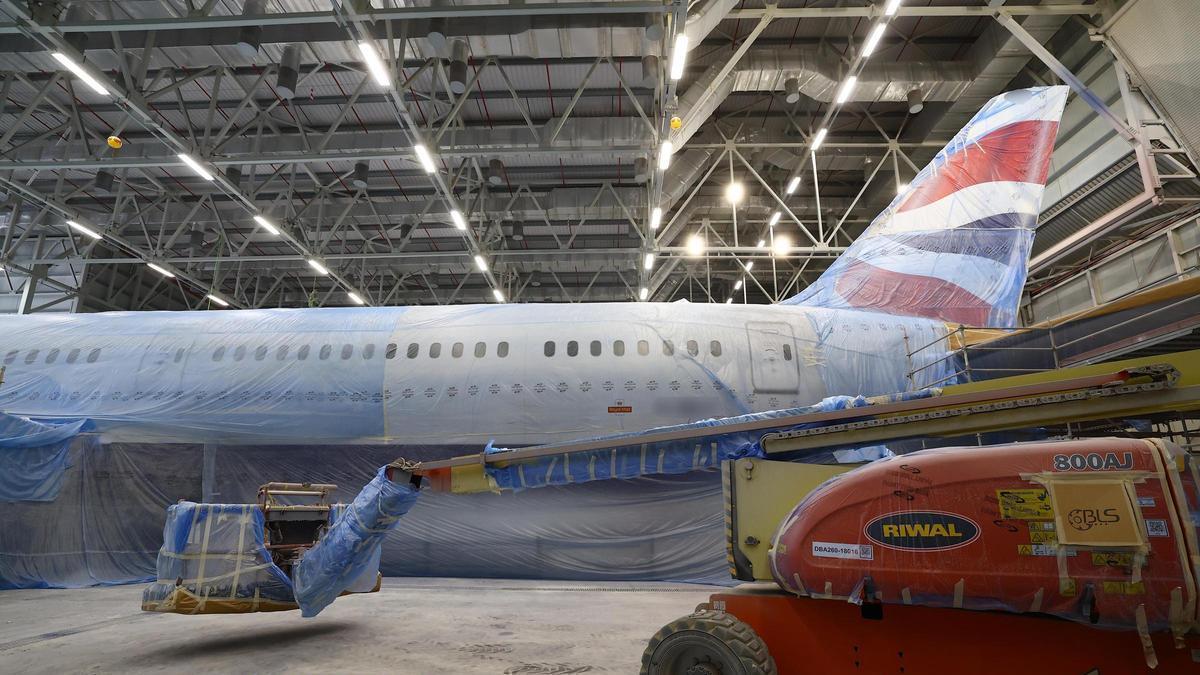 Un avión en el hangar de la empresa IAC en el aeropuerto de Teruel en pleno proceso de pintado.