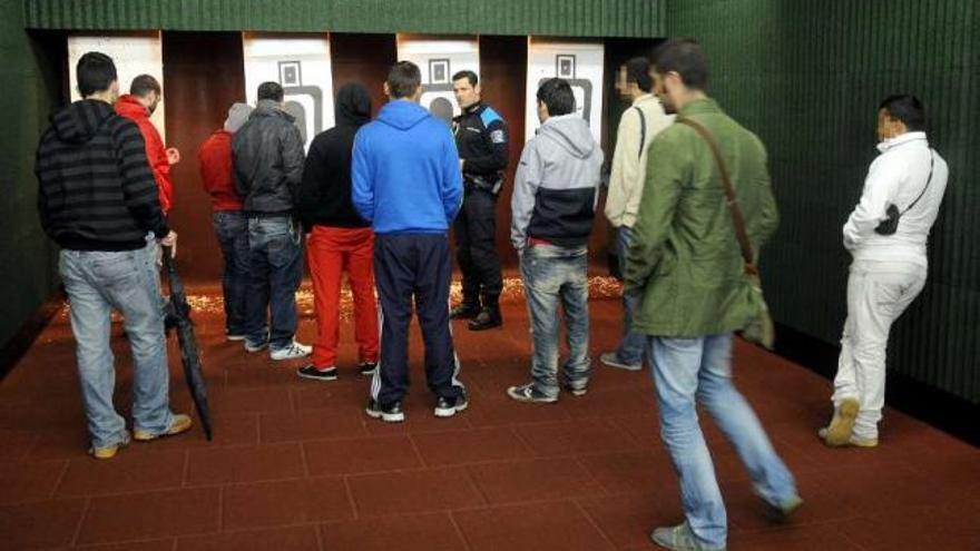 Los adolescentes, ayer en la sala de tiro de la Policía Local.  // Rafa Vázquez