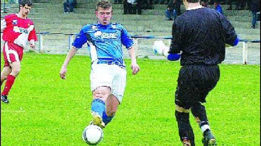 Fran Hevia, del Santiago, trata de llegar al balón antes que el portero del Llano 2000 en el choque de la pasada jornada.