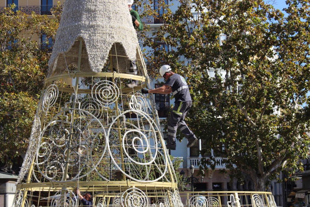 Montaje del árbol de navidad del ayuntamiento