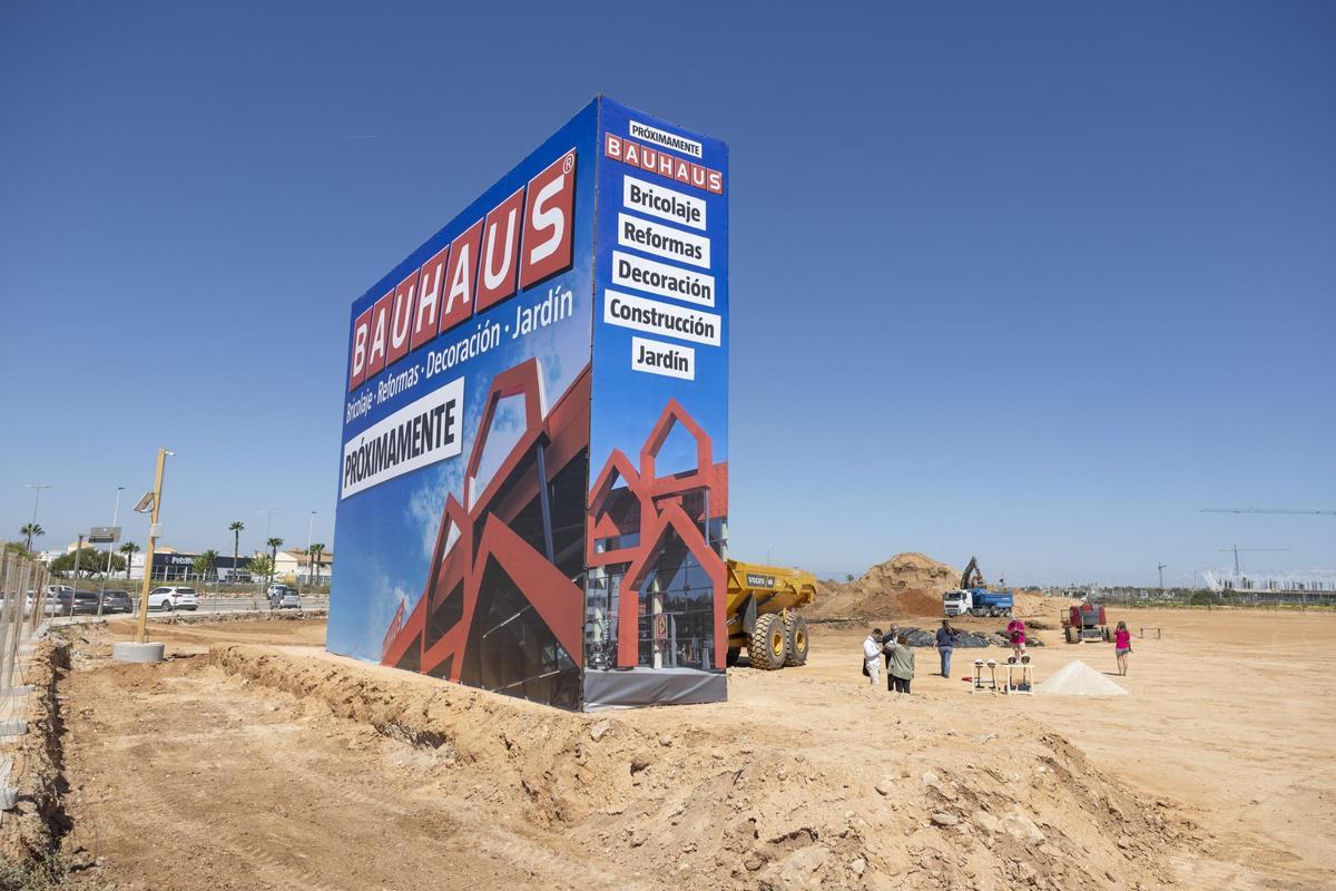 Arrancan las obras de la nueva tienda de Bauhaus en Torrevieja Arrancan las obras de la nueva tienda de Bauhaus en Torrevieja