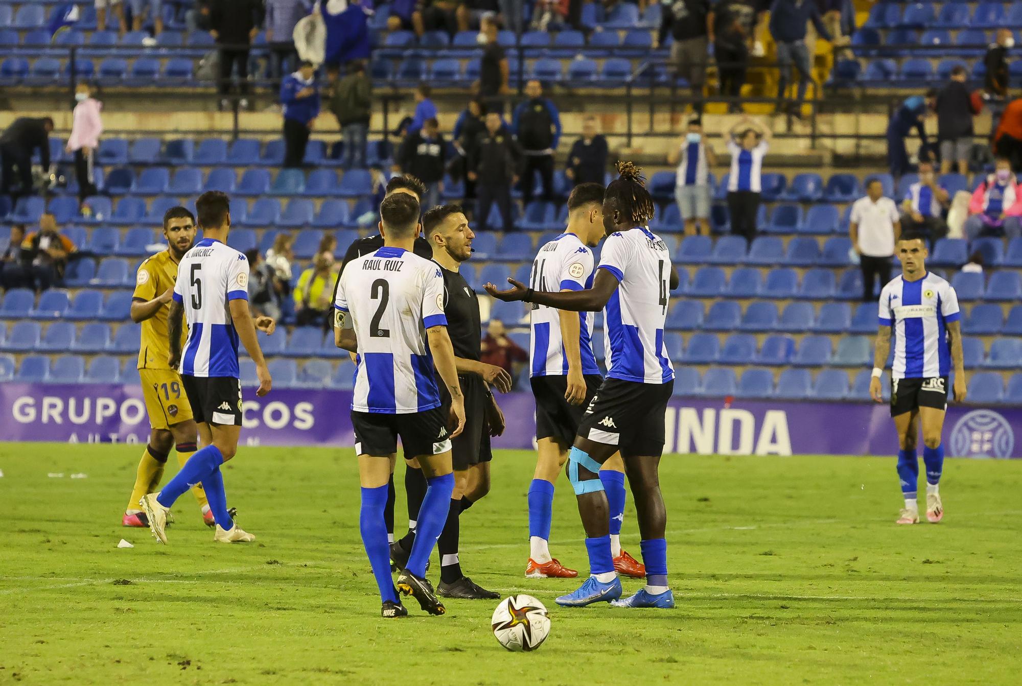 El Rico Pérez se harta del equipo: así se vivió en el estadio el Hércules - Atlético Levante