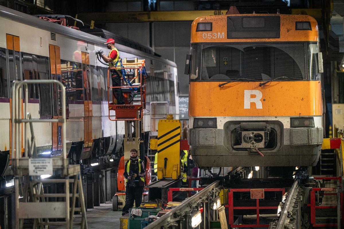 Proceso de limpieza de grafitis e instalación de vinilos en trenes de Rodalies.