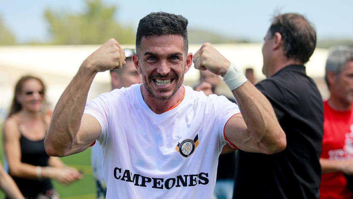 Pau Pomar, en una imagen para la historia, en la celebración del ascenso a Segunda RFEF con la Penya Independent, club con el que cuelga las botas como futbolista en Ibiza.