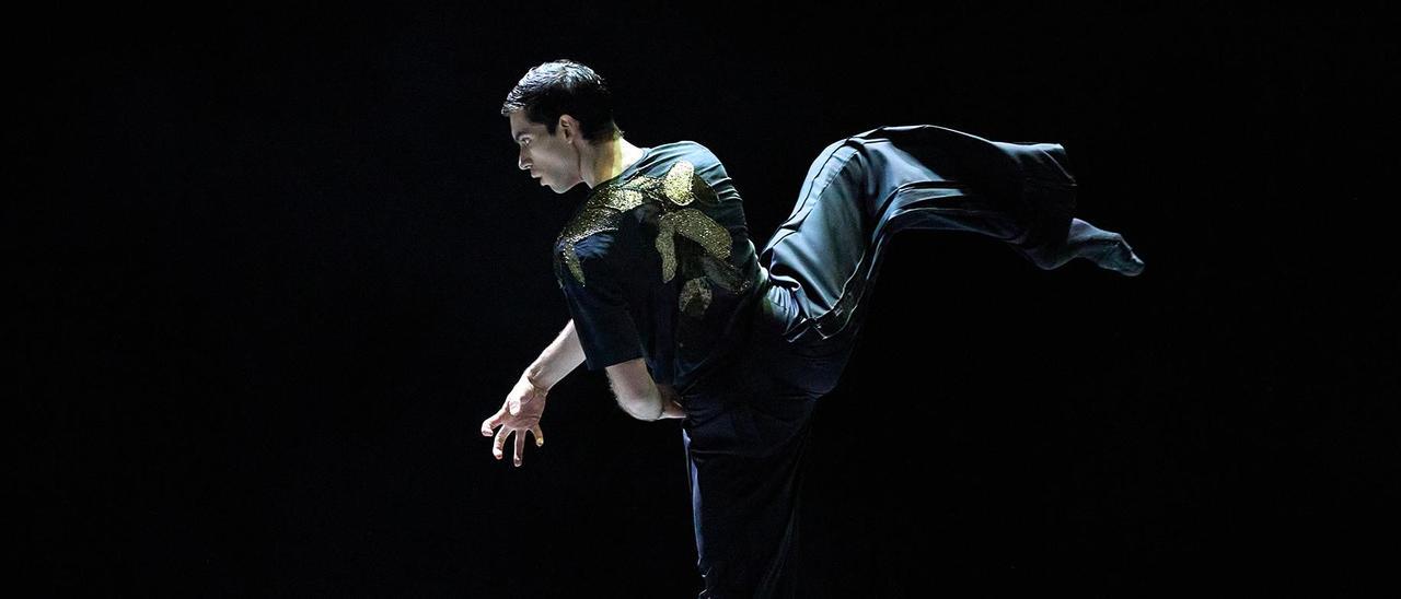 El bailarín gallego Raúl Ferreira, durante uno de los momentos de Passagen. Autor Carlos Quezada. Bavarian State Ballet