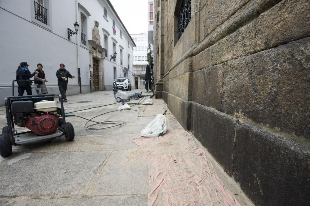 El inmueble de la familia Franco, catalogado con la máxima protección monumental, apareción con pintadas el pasado 20N. Operarios comenzaron a limpiarlo con agua y arena a presión sin autorización.