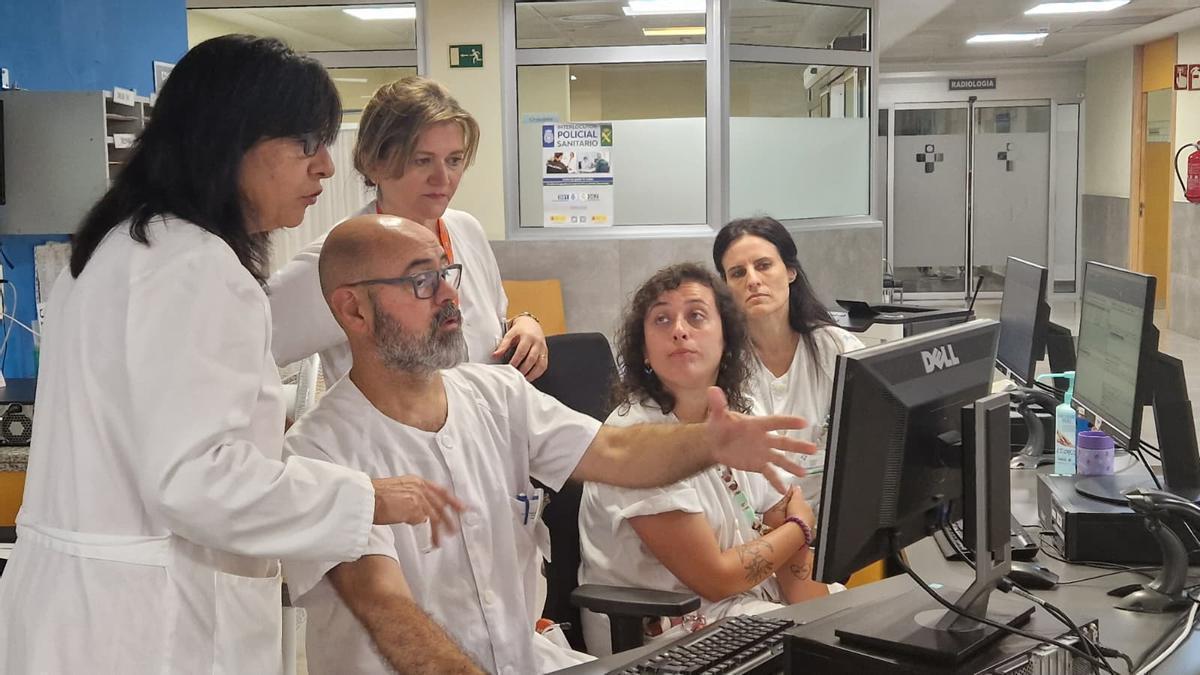 D'izquierda a derecha, la direutora d'Urxencies Hospital Valle del Nalón, Begoña de Poo; la supervisora d'Área d'Hospitalización del Hospital Valle del Nalón, Marian Ángeles Laviana; el médicu d'urxencies del Hospital del Valle del Nalón, Miguel Sánchez y les enfermeres d'urxencies del Hospital Valle del Nalón, Belén Sánchez y Patricia López.