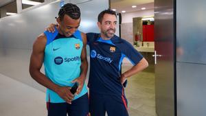Kounde y Xavi durante la pretemporada del Barça