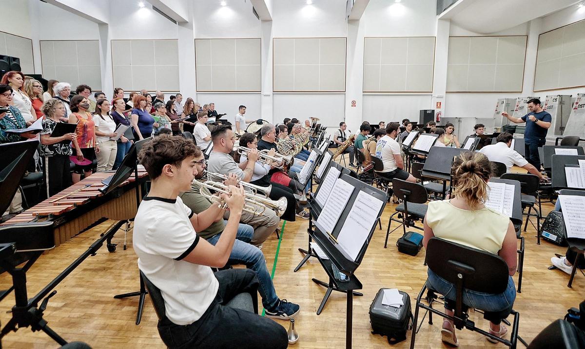 Primer ensayo general del coro y la orquesta de la misa del papa en el Puerto de Santa Cruz de Tenerife