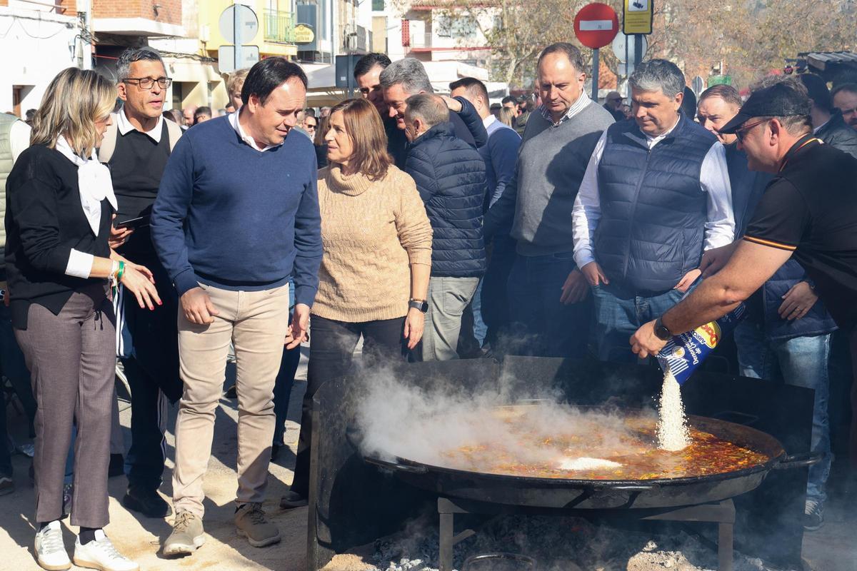 Pérez Llorca, acompañado de la alcaldesa de Benicàssim, Susana Marqués, y otras autoridades, ha recorrido el municipio, donde miles de personas cocinan este plato típico en las calles.