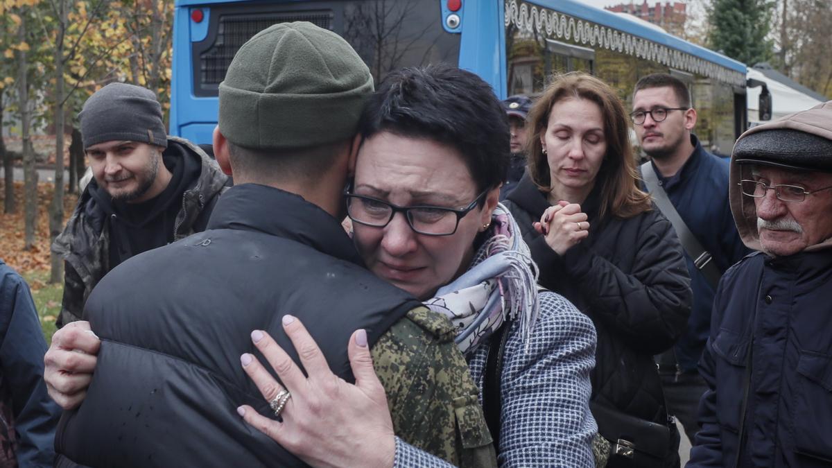 Un hombre reclutado se despide de su familia frente a una oficina de reclutamiento, este miércoles en Moscú.